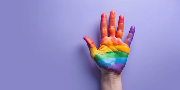 Soyut arkaplan. Cinsiyet çeşitliliği ve gökkuşağı lekeli elleri olan LGBTQ konsepti. Kabullenme, Anlayış, Eşitlik, Özgürlük. - Fotoğraf, Görsel