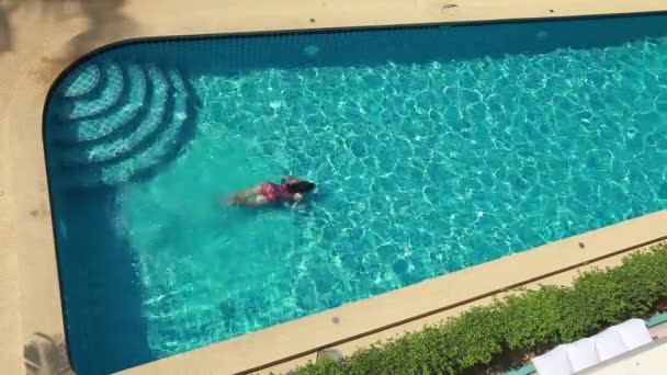 Widok z góry kobiety w basenie - Materiał filmowy, wideo