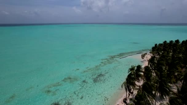 4K-Drohnenvideo von der wunderschönen tropischen Insel Onok mit weißen Sandstränden, Schildkröten, Booten und türkisblauem Wasser in Balabac, Philippinen - Filmmaterial, Video