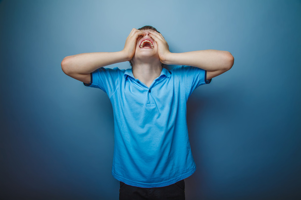chico adolescente europeo apariencia en un azul camisa marrón pelo clos
 - Foto, Imagen