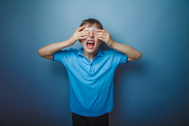 dospívající chlapec evropských vystoupení v clos modré tričko hnědé vlasy - Fotografie, Obrázek