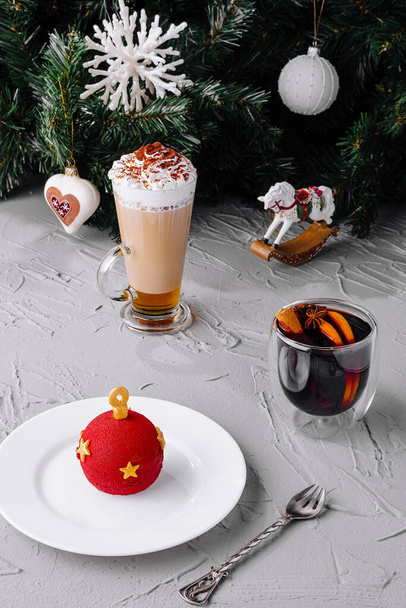 Stylizovaný vánoční dezert se sezónními nápoji na texturovaném stole - Fotografie, Obrázek