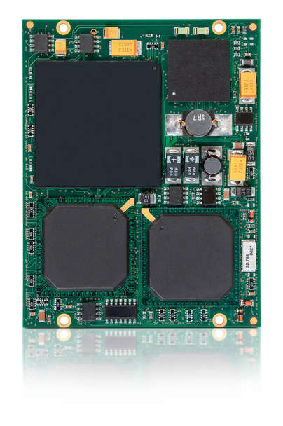 Detailní záběr vestavěného procesorového modulu s integrovanými čipy a konektory, izolovaný na bílém pozadí s odrazem. - Fotografie, Obrázek