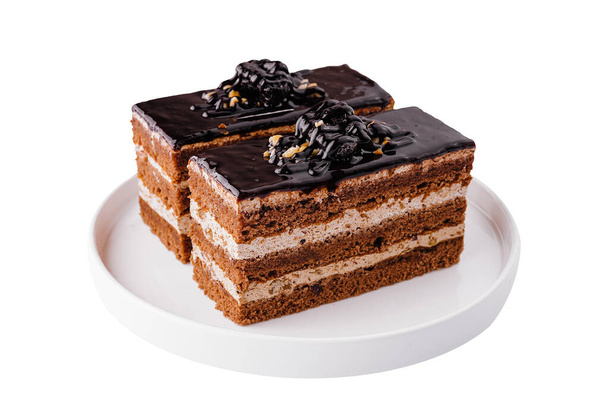 Deux tranches de gâteau au chocolat riche en couches garnies de glaçage brillant et de copeaux - Photo, image