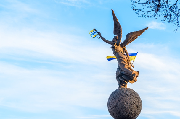 Γυναίκα μνημείο με σημαία της Ουκρανίας - Φωτογραφία, εικόνα