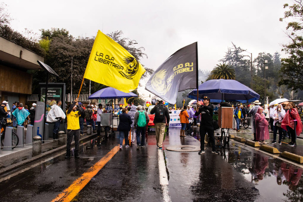 Μπογκοτά, Κολομπία - 21 Απριλίου 2024. Μάρτιος ζητώντας Gustavo Petro μομφή. Ειρηνική πορεία διαμαρτυρίας στην Μπογκοτά της Κολομβίας ενάντια στις νομοθετικές μεταρρυθμίσεις της κυβέρνησης Gustavo Petro. - Φωτογραφία, εικόνα