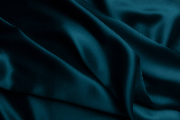 Елегантний синій атласний шовк з хвилями, абстрактний фон - Фото, зображення
