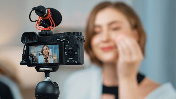 Πίσω όψη behide οθόνη της κάμερας οθόνη influencer πυροβολούν ζωντανή ροή βίντεο αναθεώρηση βίντεο makeup prim social media ή blog. Κορίτσι με φωτισμό στούντιο καλλυντικών για την εμπορική ηχογράφηση σε απευθείας σύνδεση. - Φωτογραφία, εικόνα