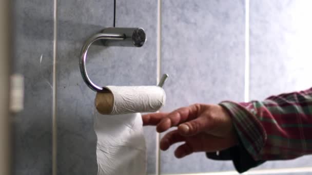 Hand krijgen toilet loo rol in de badkamer close-up 4k schot slow motion selectieve focus  - Video