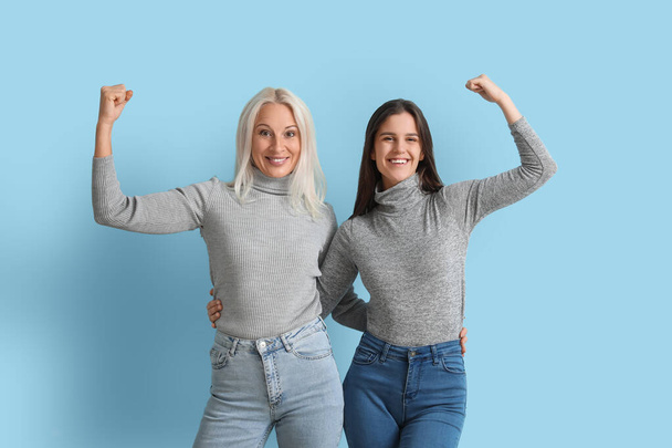 Test pozitív nők kék háttérrel - Fotó, kép