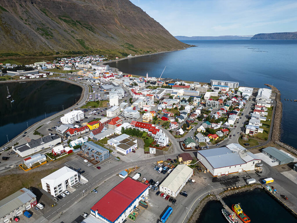 Vista aérea de la ciudad de Isafjordur en los fiordos occidentales islandeses - Foto, Imagen
