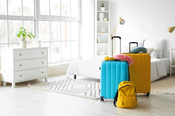 Βαλίτσες με αξεσουάρ ταξιδιού στο δωμάτιο του ξενοδοχείου - Φωτογραφία, εικόνα