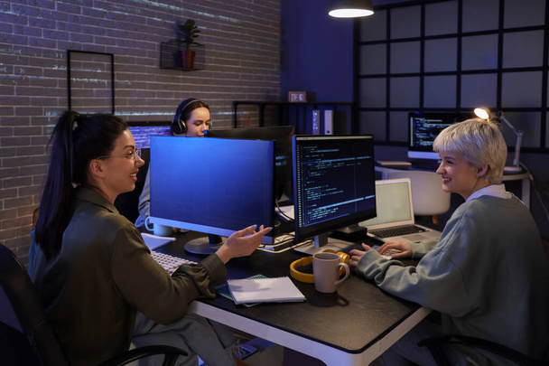 Groupe de programmeuses travaillant au bureau la nuit - Photo, image