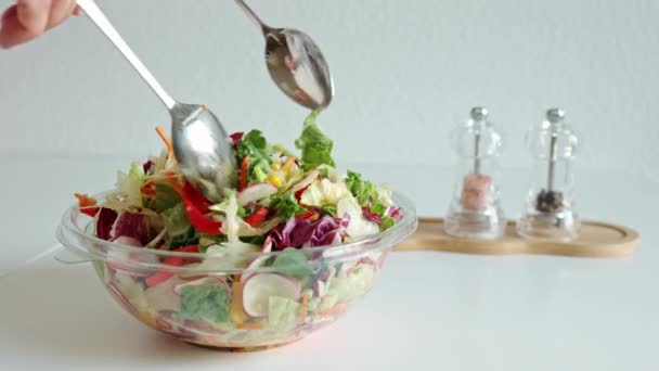 Chef cuisinier salade de légumes. Femme mélangeant concombres, tomates, radis dans un bol gros plan. Habitudes alimentaires saines, régime, repas végétarien. - Séquence, vidéo