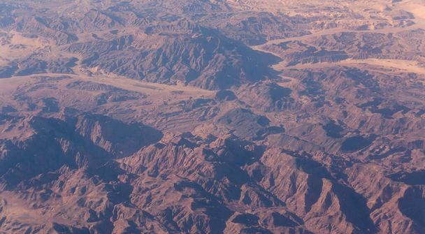 Vue aérienne des montagnes et du plateau sablonneux de l'Egypte, la péninsule du Sinaï. Photographie aérienne. - Photo, image