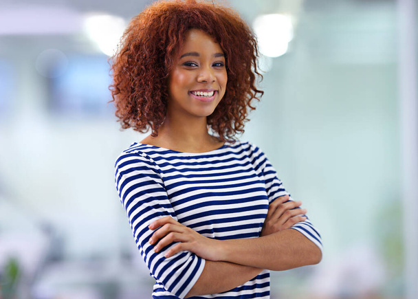 Muotokuva, luottamus ja hymy liiketoiminnan nainen toimistossa startup yritys Etelä-Afrikassa bokeh tai mockup tilaa. Kasvot, kädet ristissä ja onnellinen luova ammattilainen, työntekijä ja suunnittelija. - Valokuva, kuva