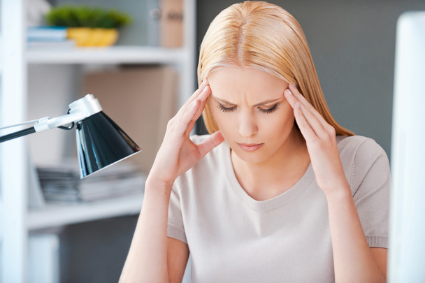 Frustrated young woman in office - 写真・画像