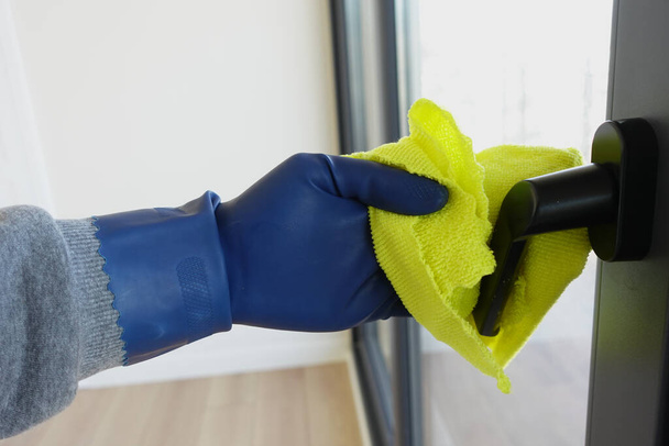 крупним планом рукавички очищення віконного скла
 . - Фото, зображення