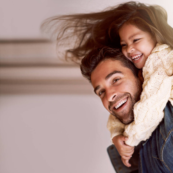 Ευτυχισμένος, piggyback και αγκαλιά από το παιδί για τον μπαμπά στο σπίτι για διακοπές ή να χαλαρώσετε με την οικογένεια στις διακοπές. Πατέρας, αγάπη και υποστήριξη κορίτσι στην πλάτη για τρελό αστείο παιχνίδι, συγκόλληση και παίζοντας μαζί το Σαββατοκύριακο. - Φωτογραφία, εικόνα
