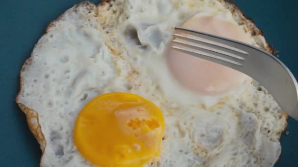 Gebratene Eier Teller Nahaufnahme leckeres nahrhaftes Frühstück. Gebratene Eier Morgengericht reich Quelle Protein herzhaften Geschmack Ernährungsvorteile Spiegeleier Omelett Frühstück köstlich anregend Start in den Tag - Filmmaterial, Video