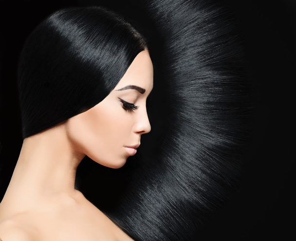Mulher de cabelo preto. Penteado de moda
 - Foto, Imagem