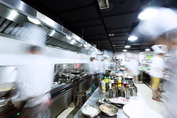 nowoczesna kuchnia i szefów kuchni zajęty  - Zdjęcie, obraz