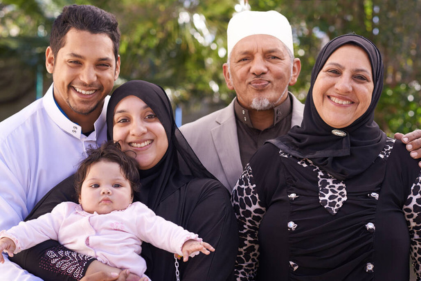 Islam, famille et homme avec femme, portrait et plein air avec bébé, grands-parents et sourire dans le parc. Adulte, mère et père de l'enfant dans le jardin pour la croissance et le développement de l'enfant ou tout-petit et fille. - Photo, image
