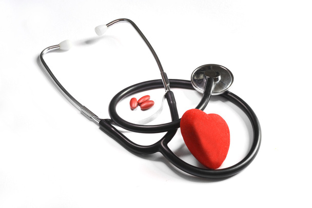 Rotes Herz und ein Stethoskop - Foto, Bild