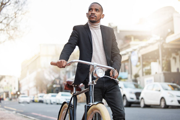 Bicicleta, hombre de negocios y negro en la ciudad para viajar, viajar por la mañana y el viaje al lugar de trabajo. Pensando, caminando y persona con bicicleta para ciclismo, transporte ecológico y sostenible en la ciudad urbana. - Foto, imagen