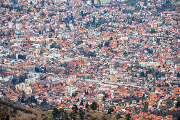 Une vue aérienne captivante du paysage urbain de Sarajevo niché au milieu des collines pittoresques de Bosnie-Herzégovine. - Photo, image