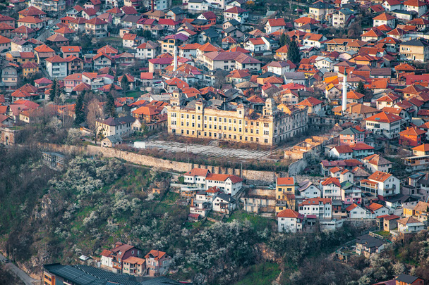 El horizonte de Sarajevo ofrece una vista colorida, combinando cuarteles históricos con casas modernas con un pintoresco telón de fondo europeo. - Foto, imagen
