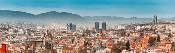 El encantador paisaje urbano de Sarajevo, enclavado en medio de colinas onduladas, captura la esencia de la capital histórica de Bosnia. - Foto, Imagen