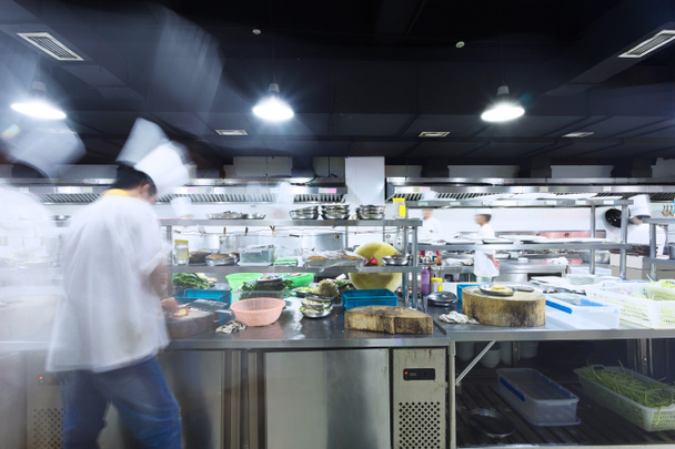 cuisine moderne et chefs occupés
  - Photo, image