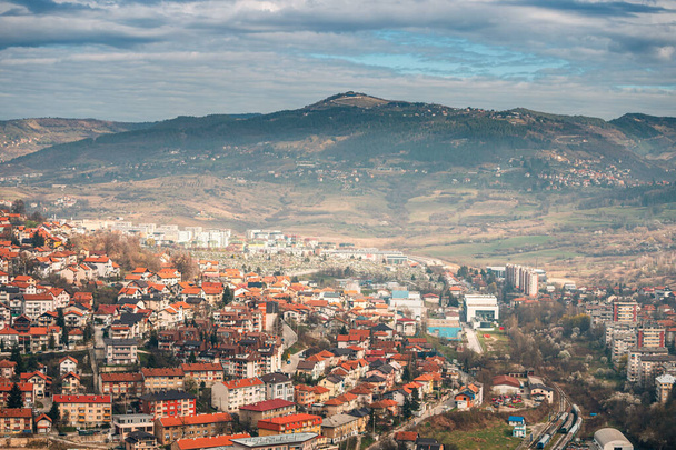 bellezza paesaggistica del paesaggio urbano di Sarajevo, dove il fascino del vecchio mondo incontra l'architettura moderna sullo sfondo delle montagne dei Balcani. - Foto, immagini