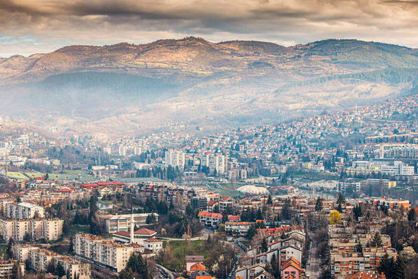 Le panorama aérien à couper le souffle de Sarajevo révèle la beauté époustouflante du paysage montagneux de Bosnie-Herzégovine, en faisant une destination incontournable pour les voyageurs. - Photo, image