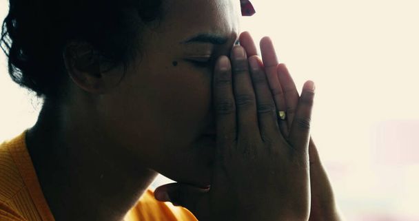 Duygusal Kriz Kadını Evde Üzüntüyle Mücadele Ediyor, Utanç Duyuyor, Bunalımda ve Yalnız  - Fotoğraf, Görsel