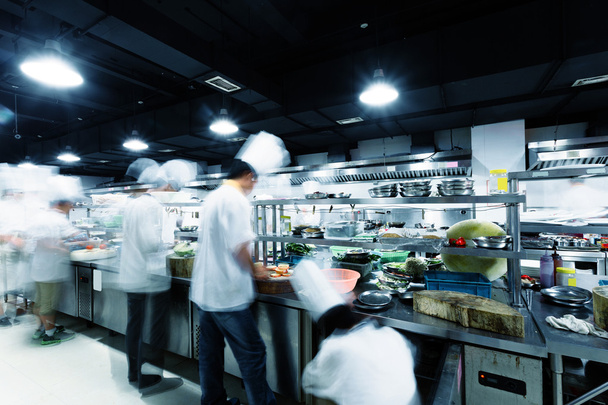 Cocina moderna y chefs ocupados en el hotel
 - Foto, imagen