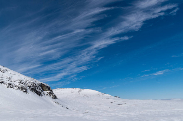 Цікаві тонкі хмарні утворення піднімаються над горами в інший ясний день у шведському Jmtland.  - Фото, зображення
