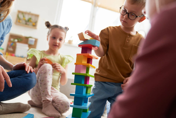 Kinderen spelen met speelgoed blokken in de kleuterschool - Foto, afbeelding
