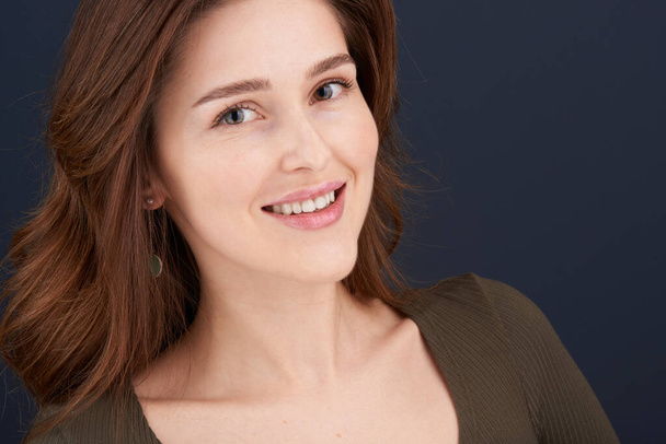 Um retrato de close-up de uma bela jovem com dentes brancos perolados e olhos verdes - Foto, Imagem
