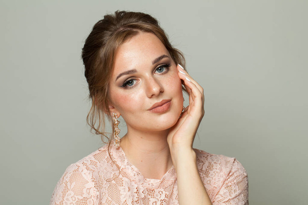 Junge modische Model-Frau mit natürlichem Make-up, gesunder, frischer Haut und schöner Frisur, Modestudio-Porträt - Foto, Bild