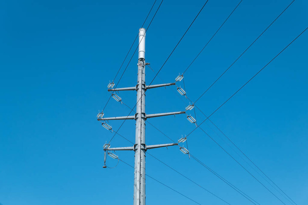 Vezeték nélküli távközlési antennával integrált nagyfeszültségű elektromos pólus - Fotó, kép