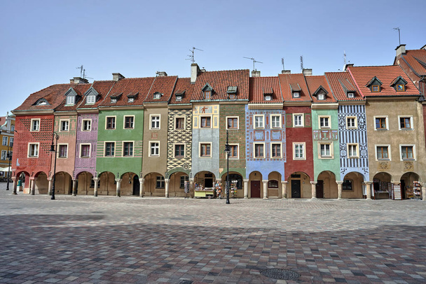façades de maisons historiques avec arcades sur la place du marché à Poznan, Pologne - Photo, image