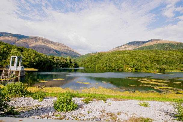 Blue Eye Lake Park na Albânia é um oásis situado no coração da natureza. Com suas águas cristalinas, vegetação exuberante,  - Foto, Imagem