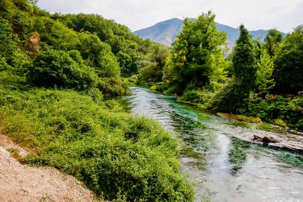 Arnavutluk 'taki Mavi Göz Gölü Parkı doğanın göbeğinde yer alan bir vahadır. Kristal gibi berrak sularıyla yemyeşil,  - Fotoğraf, Görsel