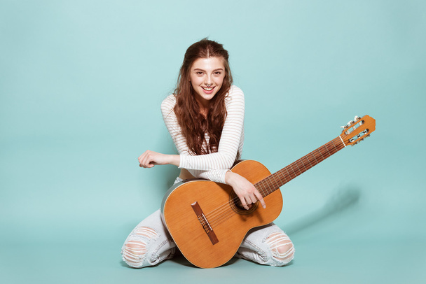 hermosa joven posando con la guitarra
 - Foto, Imagen