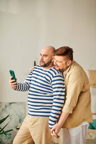 um gay casal tomando um selfie com um telefone celular. - Foto, Imagem