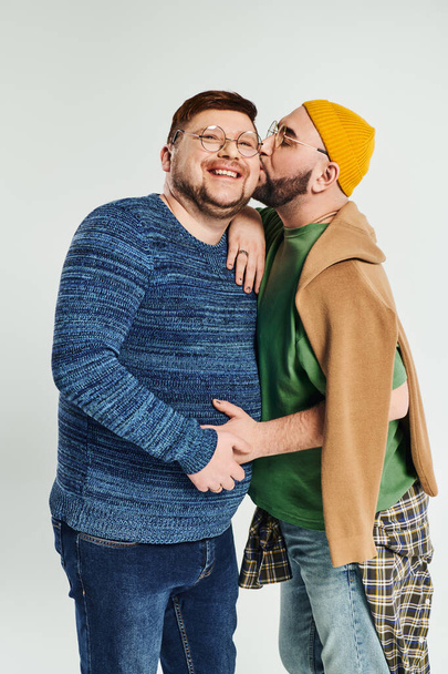 Una pareja gay cariñosa se une. - Foto, Imagen