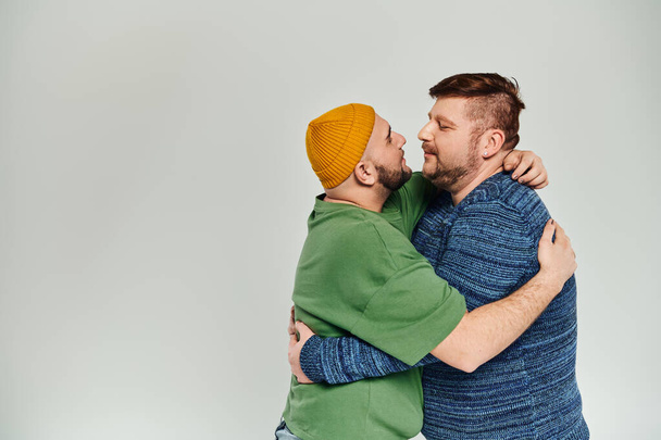 Lähikuva hetki kaksi miestä hellästi syleilee toisiaan, osoittaa rakkautta ja yhteys. - Valokuva, kuva
