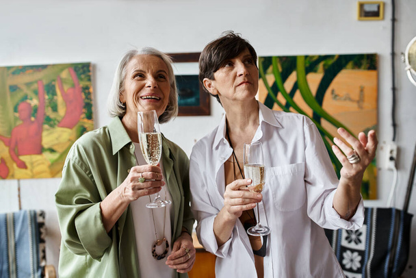 Zwei kultivierte Frauen glücklich in Weingläsern. - Foto, Bild